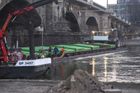 Česka loď zůstává zaklíněná pod mostem v Drážďanech. Odsání soli se nezdařilo