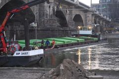Česka loď zůstává zaklíněná pod mostem v Drážďanech. Odsání soli se nezdařilo