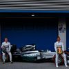 Lewis Hamilton a Nico Rosberg předvádějí monopost Mercedesu pro sezonu 2014