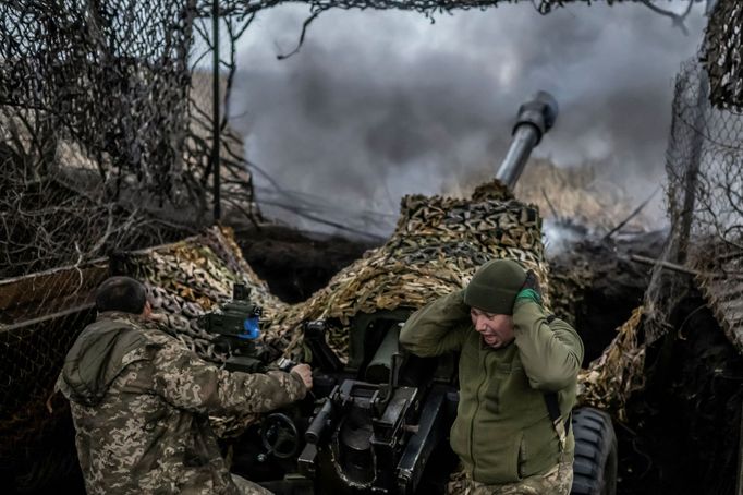 Ukrainian service members fire an L119 howitzer towards Russian troops near the front-line town of Bakhmut, amid Russia's attack on Ukraine, in Donetsk region, Ukraine De