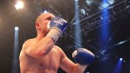 Krátce před sobotní 20. hodinou mohl takto český boxer Lukáš Konečný začít slavit svoje 50. vítězství profesionální kariéry.