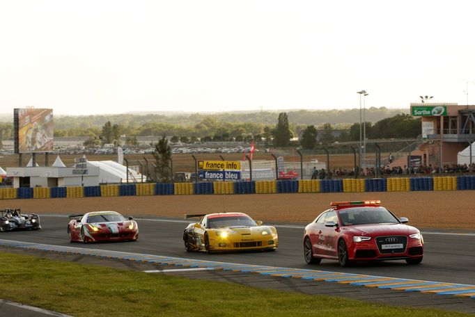 Safety car se na 13,6 km dlouhé trati objevil několikrát.