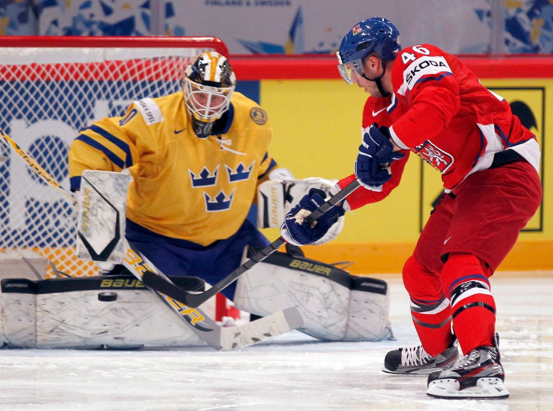David Krejčí najíždí na brankáře Fastha v utkání proti Švédsku