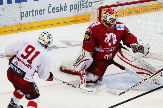 Utkání hokejové extraligy Slavia vs. Třinec (Stránský a Hamerlík)