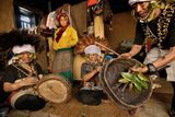 Šamani kmene Magar v odlehlém okrese Rukum se připravují na mocný rituál, který má přinést jejich vesnici štěstí. Rýžová pálenka teče proudem.