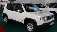 Jeep Renegade je nový nejmenší model. Bude se nabízet s pohonem předních i všech čtyř kol. Má velmi zajímavě vyřešený vnitřní prostor.