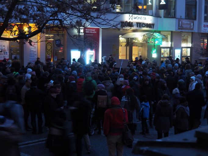 Před Východočeským divadlem Pardubice se sešly asi tři stovky lidí, od mládeže, přes maminky a tatínky s dětmi po seniory.