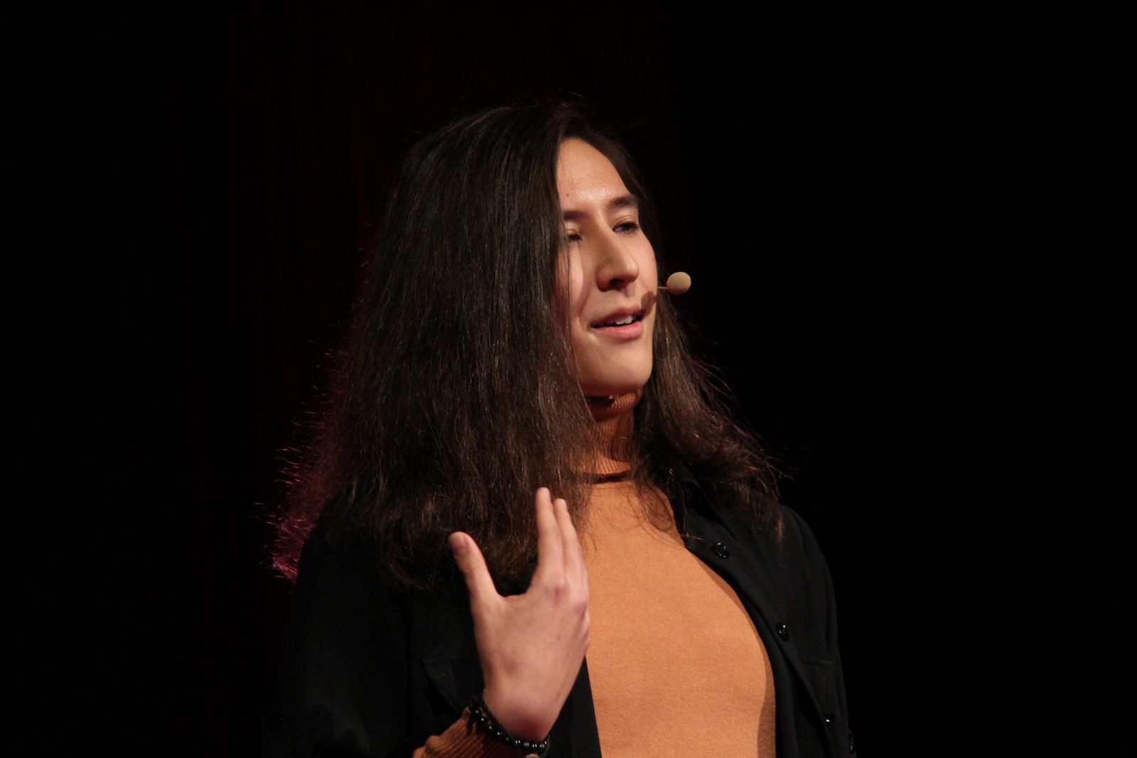 Transžena Denise Konečná vystoupila na konferenci TEDxPrague.
