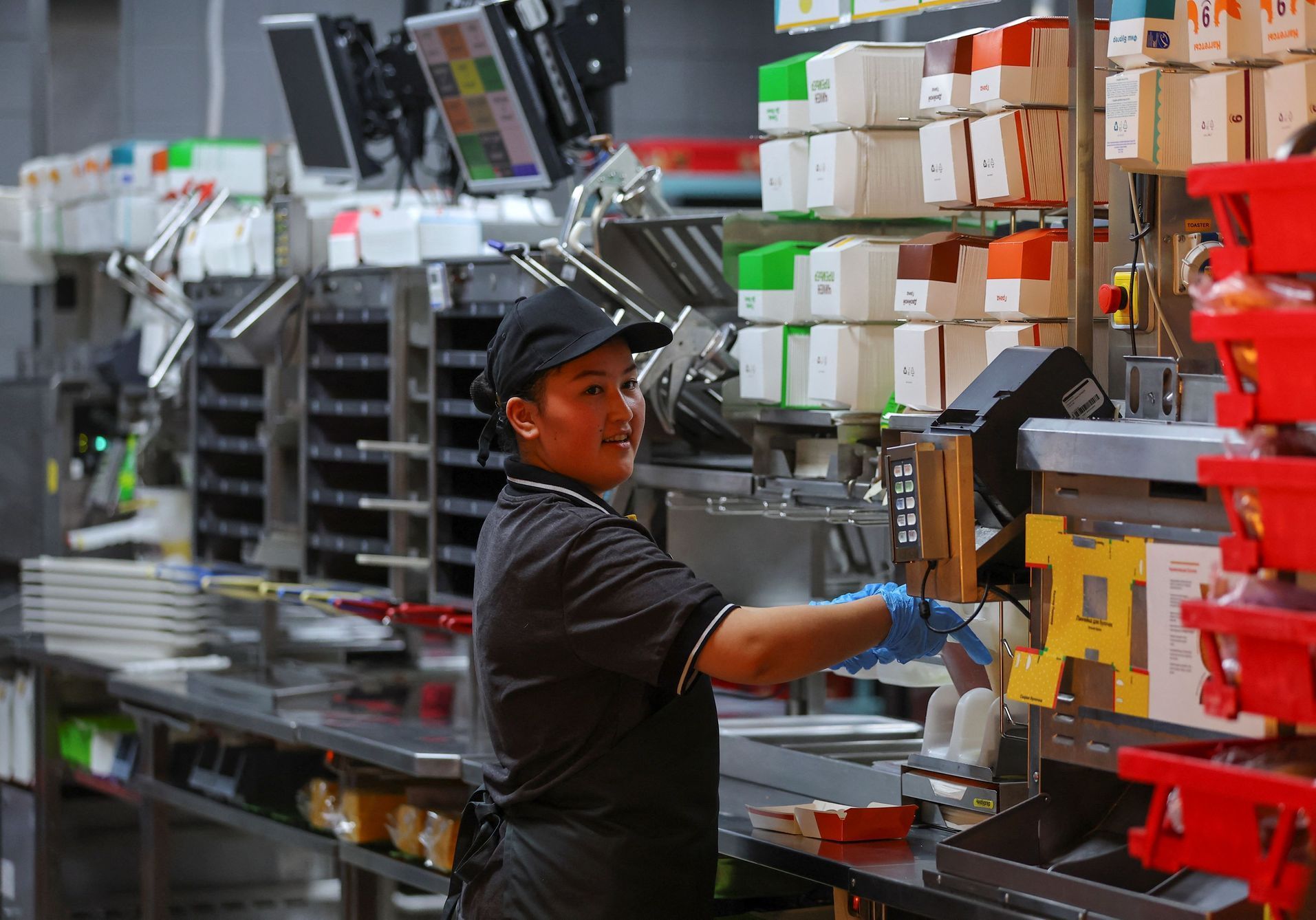 Ruský fastfood, Chutně a tečka, náhrada McDonald's