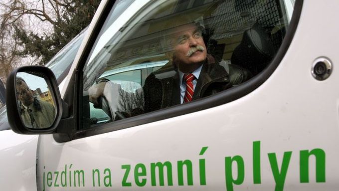 Ministr průmyslu Milan Urban v jednom z osobních aut jezdících na zemní plyn