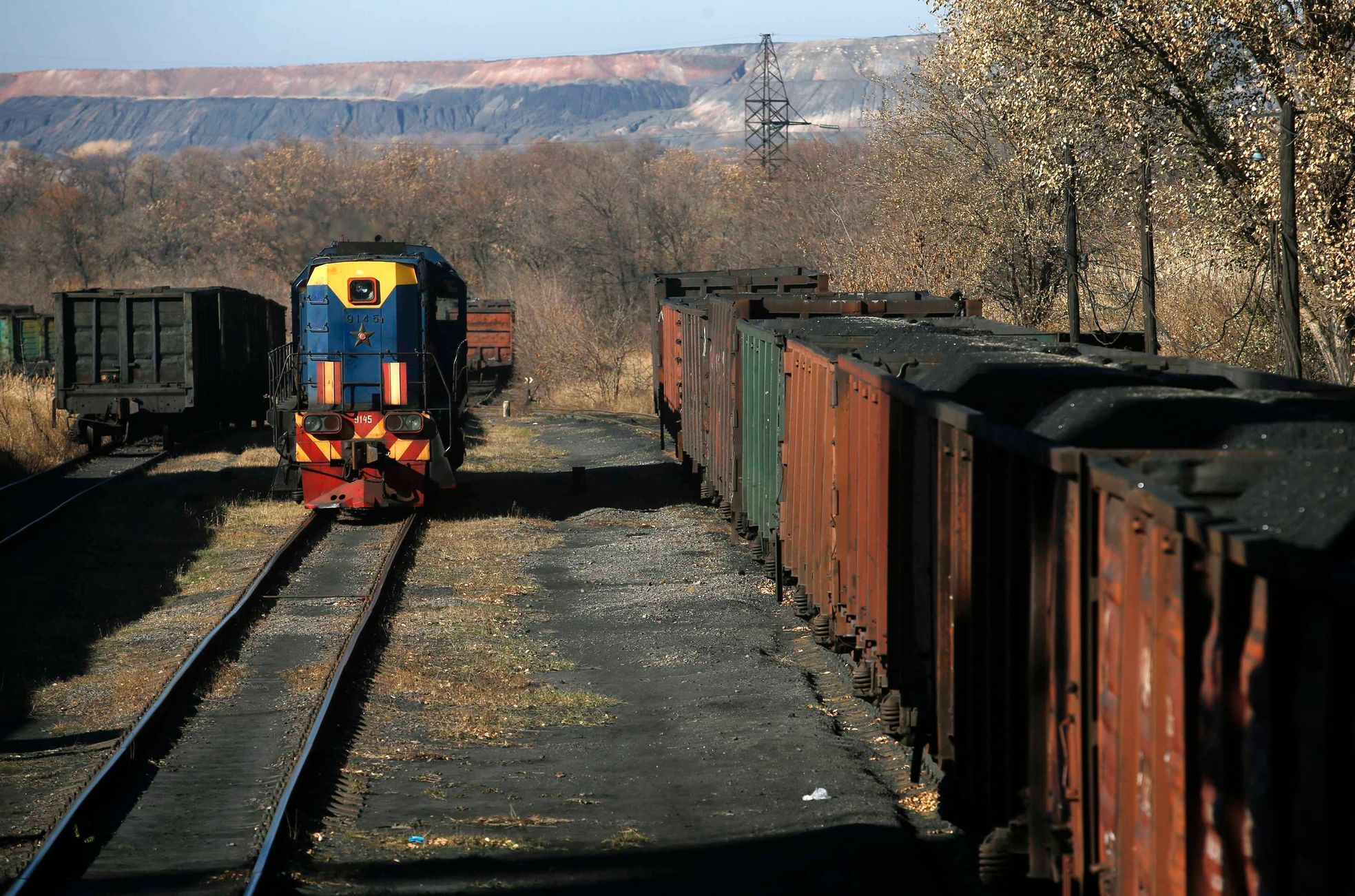 Уголь железная дорога. Уголь Донбасса в вагоны. Поезд с углем. Угольный вагон. Железнодорожный угольный вагон.