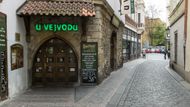 Nejvyšší pokutu za loňský rok – 160 tisíc korun – uložila Česká obchodní inspekce společnosti Pražský gurmán, provozující restauraci U Vejvodů v pražské Jilské ulici. Kontroloři měli platit o 114 korun více, než bylo správné. Ve třech případech nebyla dodržena míra prodávaných nápojů, v jednom případě hmotnost podávaného jídla. Podnik také přiúčtoval nepožadované a nezkonzumované pečivo. Dalším nedostatkem bylo připočtení „tipu“ (servisního poplatku) ve výši 70 korun, o kterém nebyl spotřebitel v okamžiku nabídky informován tak, jak požadují cenové předpisy.