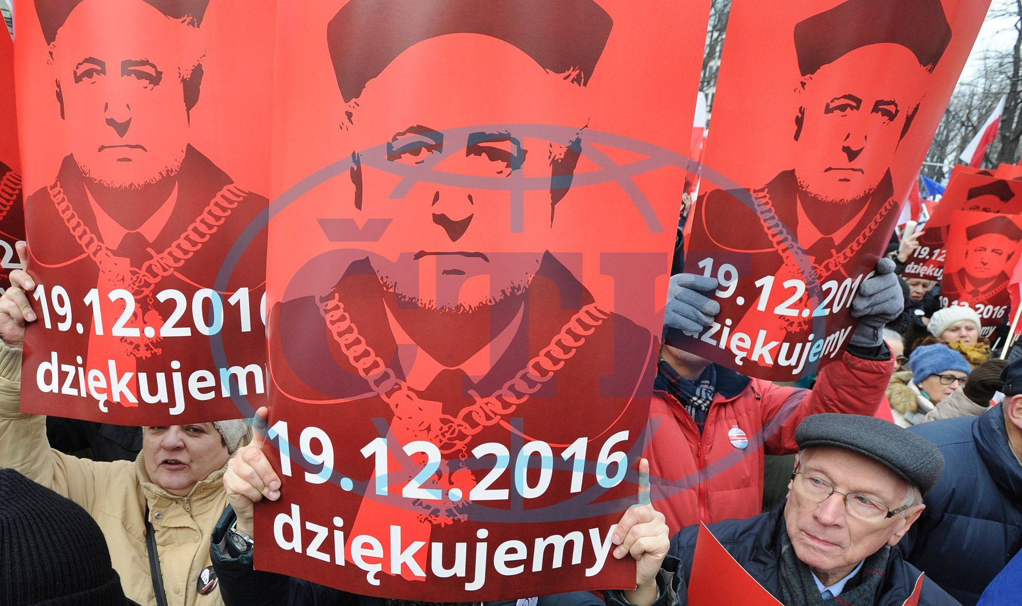Portrét Andrzeje Rzeplińského na víkendové opoziční demonstraci ve Varšavě.