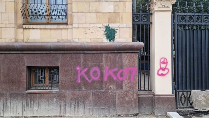 Budovu českého velvyslanectví v Moskvě někdo pomaloval vulgárními obrázky a nápisy v češtině.