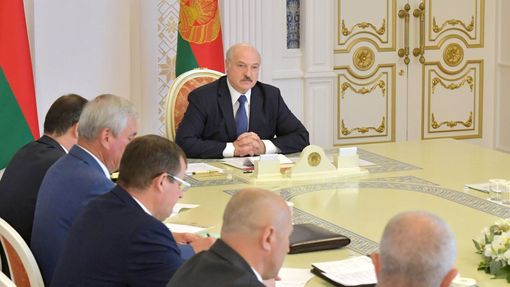 Běloruský prezident Alexandr Lukašenko na jednání s bezpečnostní radou státu, 18. 8. 2020