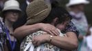 Relatives of Australian victims in the 2002 Bali bombing embrace during a memorial service on the 10th anniversary of the incident in Garuda Wisnu Kencana (GWK) cultural park in Jimbaran, Bali October 12, 2012. REUTERS/Beawiharta (INDONESIA - Tags: ANNIVERSARY POLITICS CRIME LAW) Published: Říj. 12, 2012, 7:51 dop.