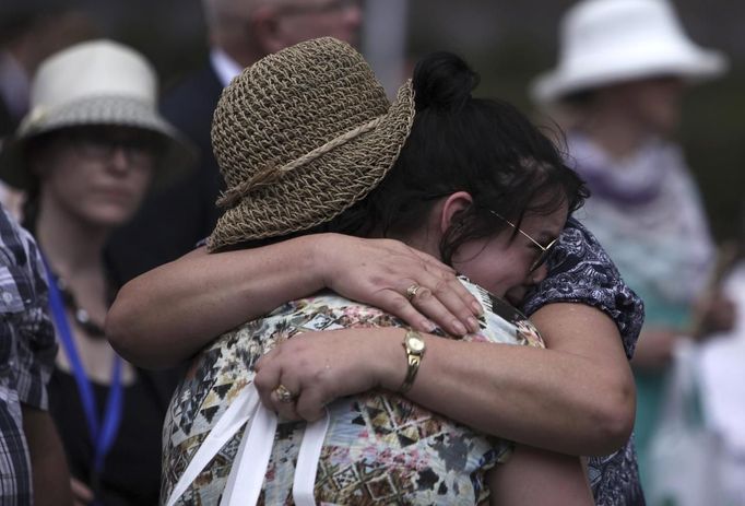 Relatives of Australian victims in the 2002 Bali bombing embrace during a memorial service on the 10th anniversary of the incident in Garuda Wisnu Kencana (GWK) cultural park in Jimbaran, Bali October 12, 2012. REUTERS/Beawiharta (INDONESIA - Tags: ANNIVERSARY POLITICS CRIME LAW) Published: Říj. 12, 2012, 7:51 dop.