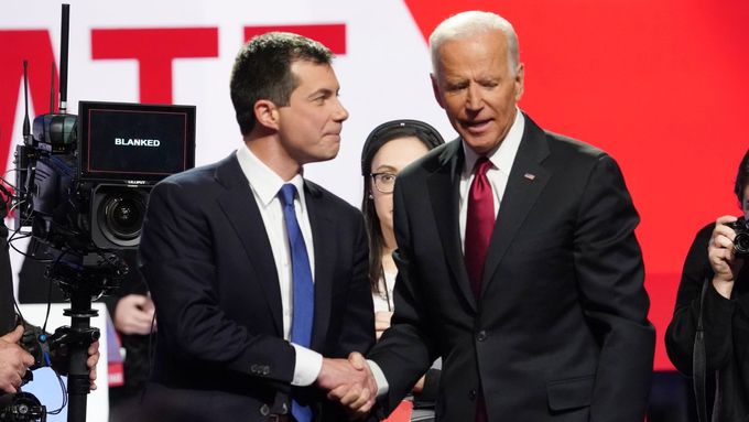 Pete Buttigieg a Joe Biden při jedné z prezidentských debat v roce 2019.