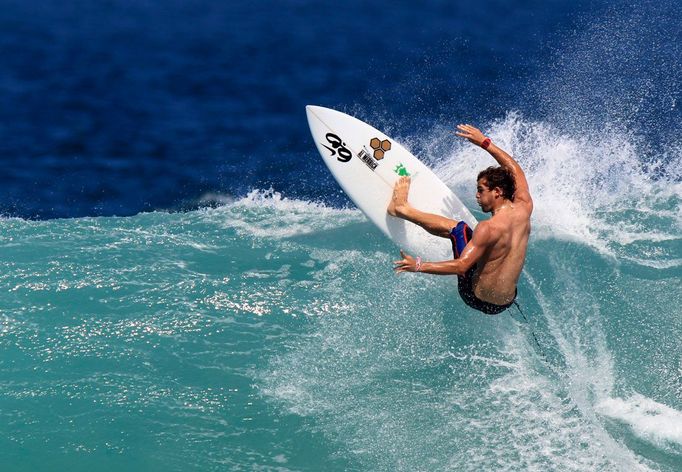 Brazilec Alejo Muniz sjíždí vlnu během tréninku na šampionát Billabong Rio Pro pořádaný Asociací profesionálních surfařů na pláži Barra da Tijuca v Riu de Janeiru 11. května 2011. Po kontrole povětrnostních podmínek byla nakonec soutěž přesunuta na středu kvůli dva metry vysokým tříštivým vlnám, na kterých není možné surfovat. REUTERS/Sergio Moraes