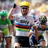Britský cyklista Mark Cavendish slaví vítězství při dojezdu do cíle druhé etapy Tour de France 2012.