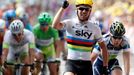 Britský cyklista Mark Cavendish slaví vítězství při dojezdu do cíle druhé etapy Tour de France 2012.