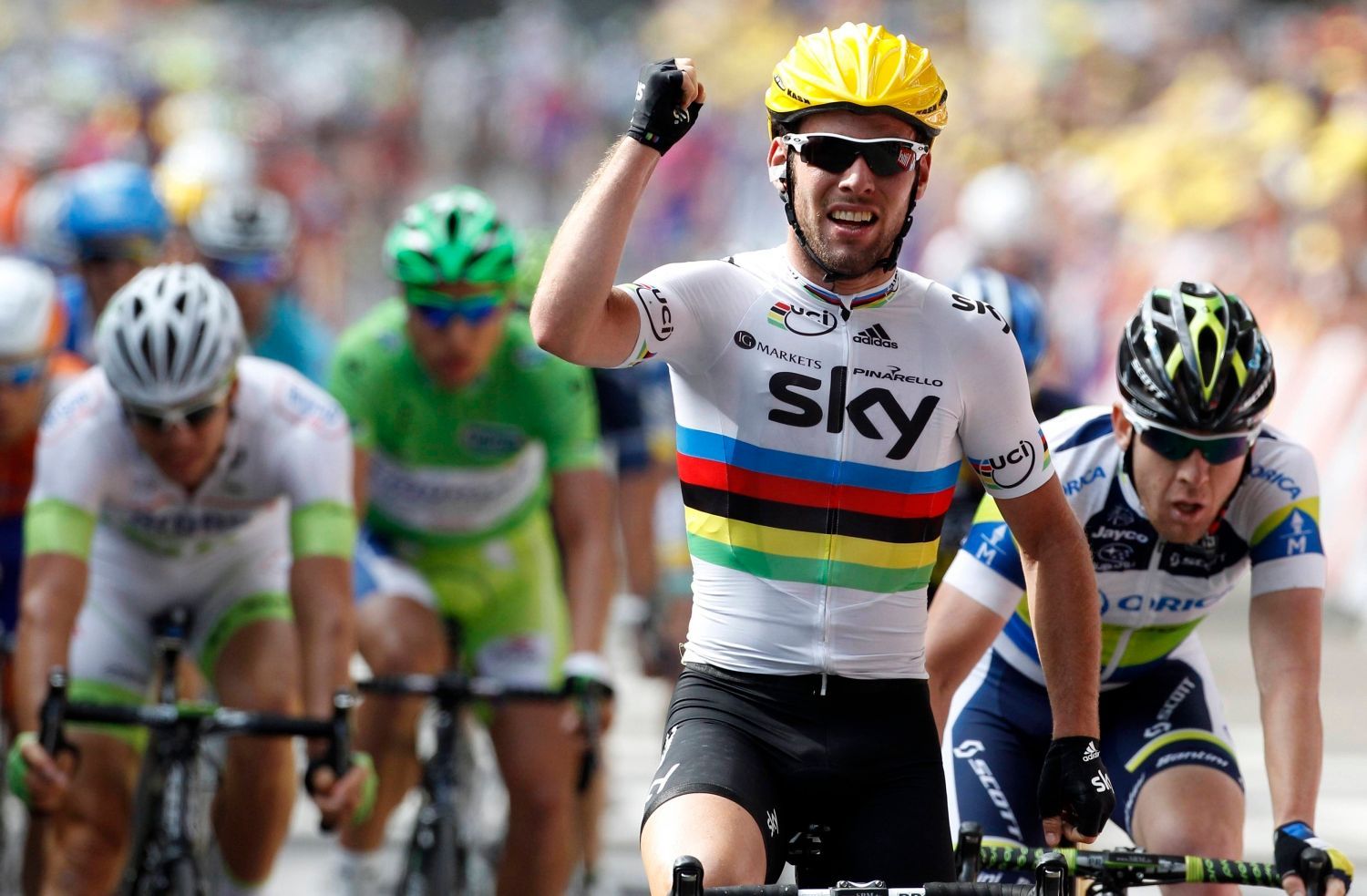 Britský cyklista Mark Cavendish slaví vítězství při dojezdu do cíle druhé etapy Tour de France 2012.