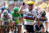 Britský cyklista Mark Cavendish slaví vítězství při dojezdu do cíle druhé etapy. Žlutý trikot však měl stále v držení Fabian Cancellara. Spurtérskou etapu v Belgii si užili i Němec Greipel, který dojel druhý a Australan Goss.