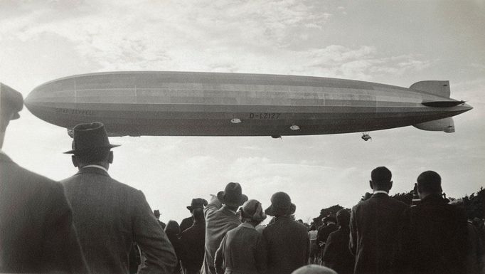 Před 90. lety absolvovala svůj první let německá vzducholoď LZ 127 Graf Zeppelin (18. 9. 1928), která byla následně uvedena do oficiálního provozu 11. října téhož roku.