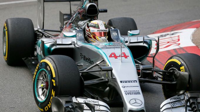 Lewis Hamilton na trati monackého okruhu.