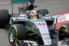 V Monaku pršelo a jezdci bourali, přesto vládl Mercedes