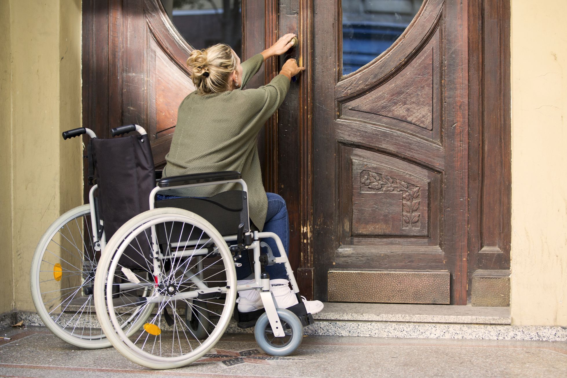 Vozíčkář, vozík, bariéry, invalida, postižený