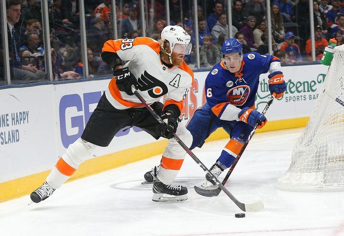 Jakub Voráček z Philadelphia v souboji s obráncem Ryan Pulock z New York Islanders