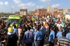 Egyptští záchranáři si pořídili na místě železniční nehody selfie. Za trest byli odveleni na venkov