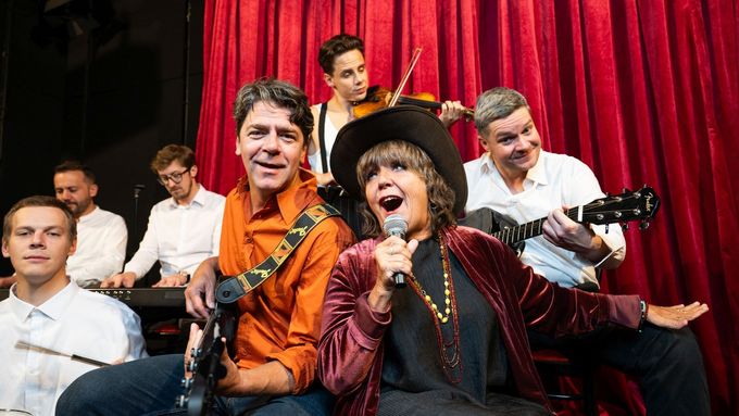 Barbora Hrzánová jako Eva Olmerová s Viktorem Limrem coby baskytaristou a dalšími hereckými muzikanty v hudebním kabaretu Olmerka v Divadle Viola.