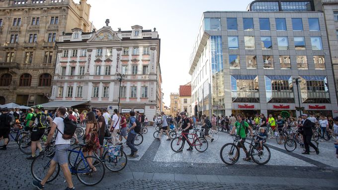 Cyklisté proti omezení opakovaně protestovali. V pondělí večer na protest zablokovali Křižovnickou ulici v první městské části.