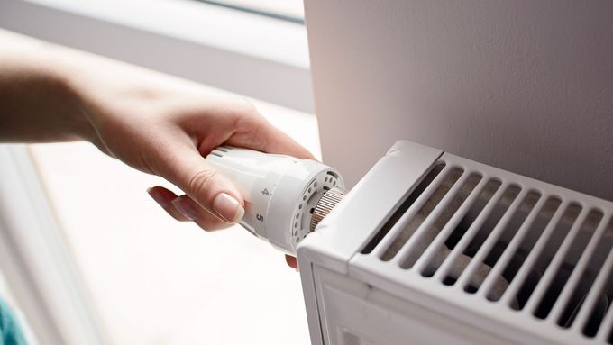 Ubrat plyn nestačí. Úsporné ventily na radiátorech ušetří část nákladů na vytápění, ale zdražení na složenkách vlivem emisních povolenek nezabrání.