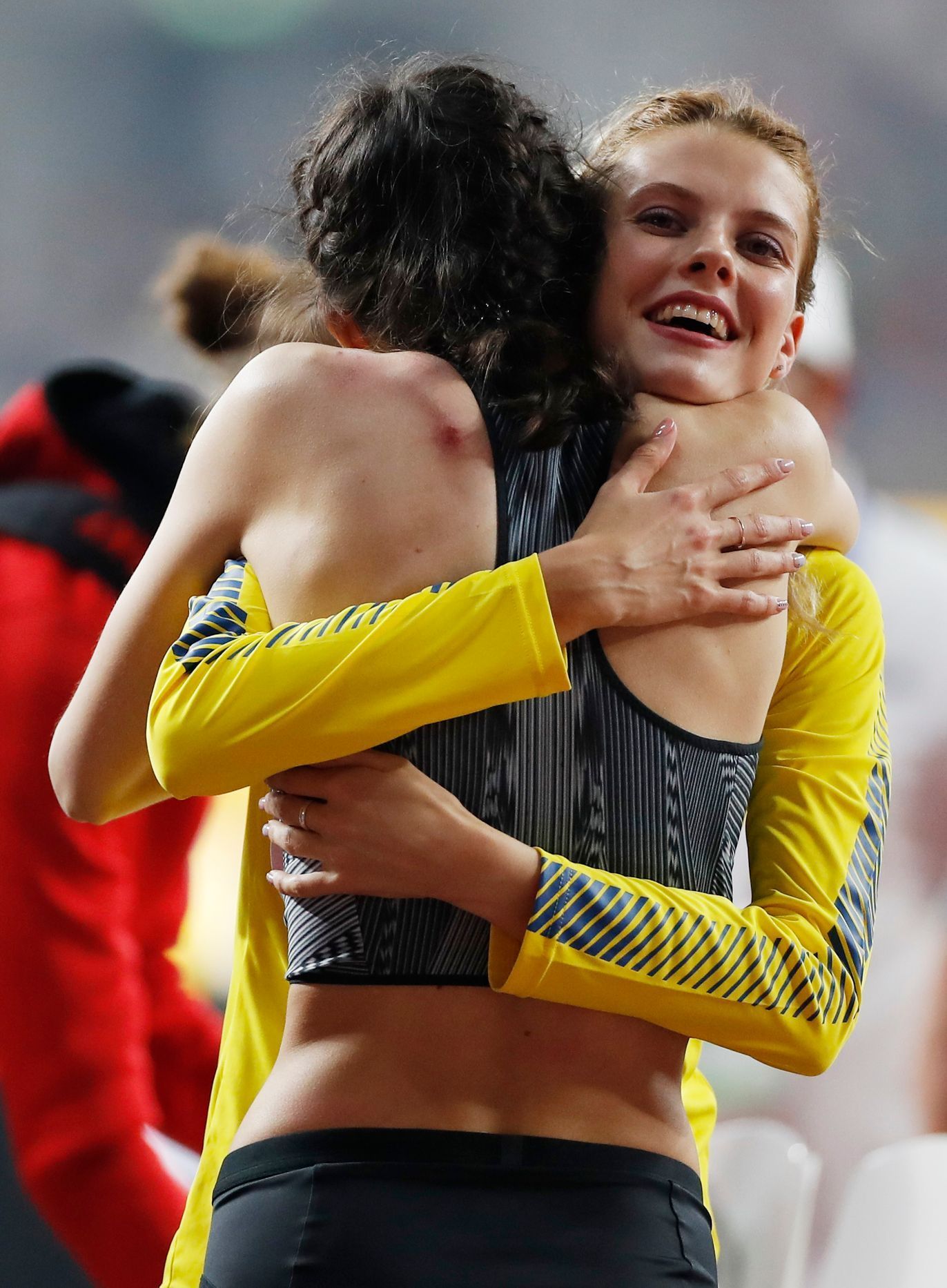MS v atletice 2019: Ruska Marija Lasickeneová (zády) a Ukrajinka Jaroslava Mahučichová v objetí po závodě ve skoku vysokém