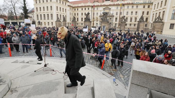 "Miloše do koše". Demonstranti požadovali Zemanovu abdikaci kvůli milosti pro Baláka