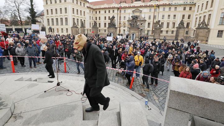 "Miloše do koše". Demonstranti požadovali Zemanovu abdikaci kvůli milosti pro Baláka; Zdroj foto: Jakub Plíhal