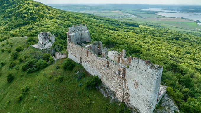 Vydržely staletí. Příběhy nejstarších českých hradů, které stojí dodnes