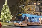 "Vánočky" vyjely do českých měst. Která vánoční tramvaj je letos nejkrásnější?