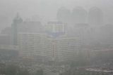Peking zmizel pod prachovou clonou.