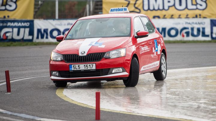 Každý pátý 18letý řidič způsobí nehodu. Zkoušky v autoškolách se možná zpřísní