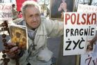 Polský poslanec chce zákaz minisukní a makeupu