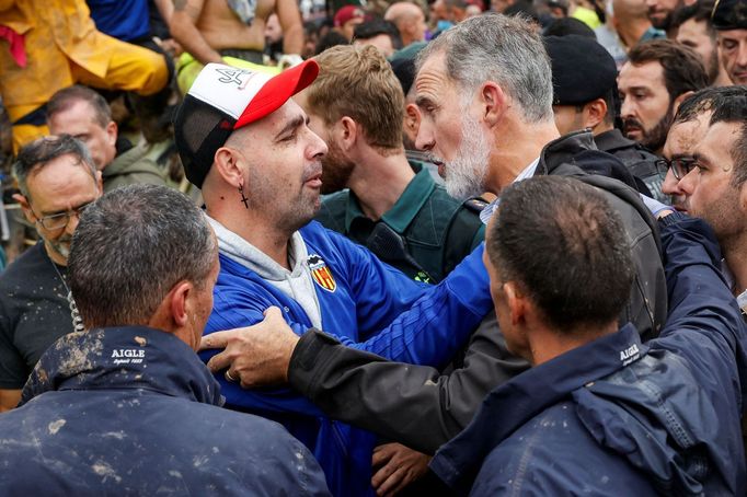 Dav rozzlobených lidí zasypával urážkami a házel bláto na španělského krále Felipeho VI. při návštěvě nejhůře zasažených míst po záplavách.