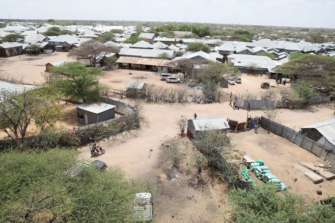 Snímek z Keňské republiky v Africe, která byla pořízena v oblasti města Dadaab v roce 2022, kde je i velký uprchlický tábor pro lidi, kteří byli postižení hladomorem.