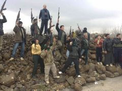 Ozbrojení opozičníci ve městě Idlíb na severu Sýrie.