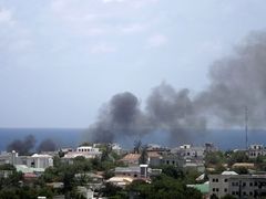 Kouř po bojích z centra hlavního města Mogadiša