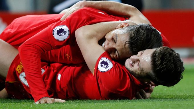 Roberto Firmino a Adam Lallana z Liverpoolu slaví gól v síti Stoke City.