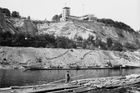 Barrandovské terasy na historické fotografii pravděpodobně z dvacátých let minulého století, z časů, kdy se na Vltavě ještě plavili voraři.